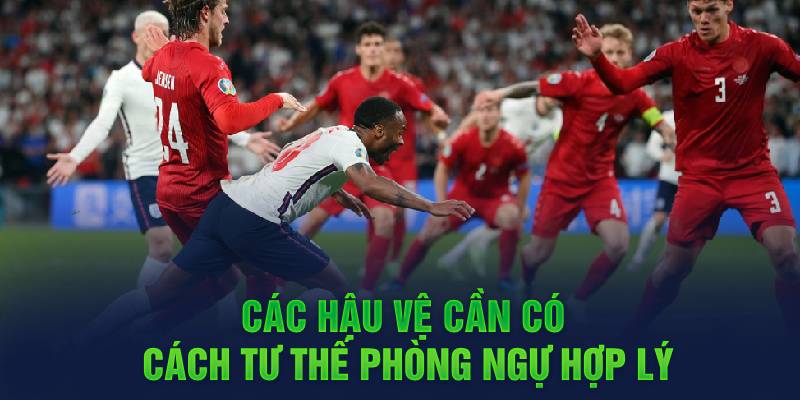Các hậu vệ cần có cách tư thế phòng ngự hợp lý