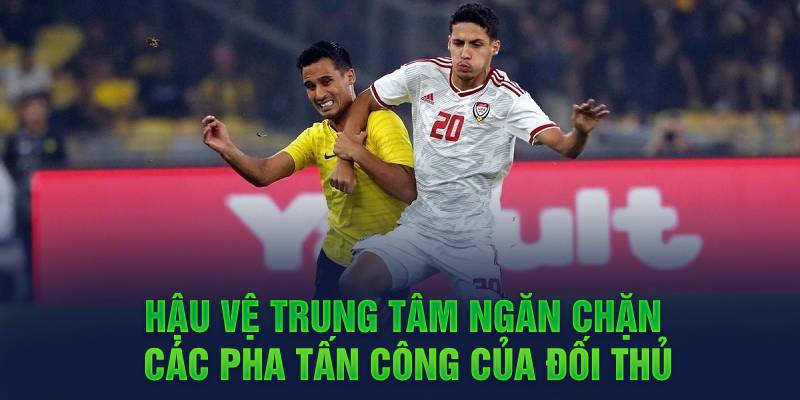 Hậu vệ trung tâm ngăn chặn các pha tấn công của đối thủ