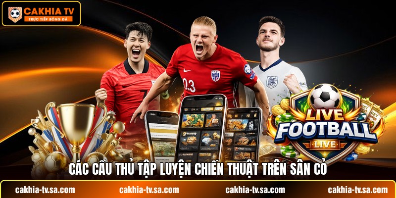 Các cầu thủ tập luyện chiến thuật trên sân cỏ