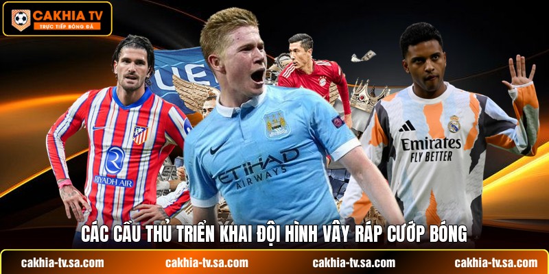 Các cầu thủ triển khai đội hình vây ráp cướp bóng