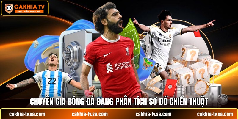 Chuyên gia bóng đá đang phân tích sơ đồ chiến thuật