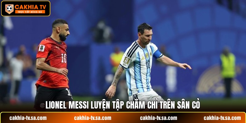 Lionel Messi luyện tập chăm chỉ trên sân cỏ